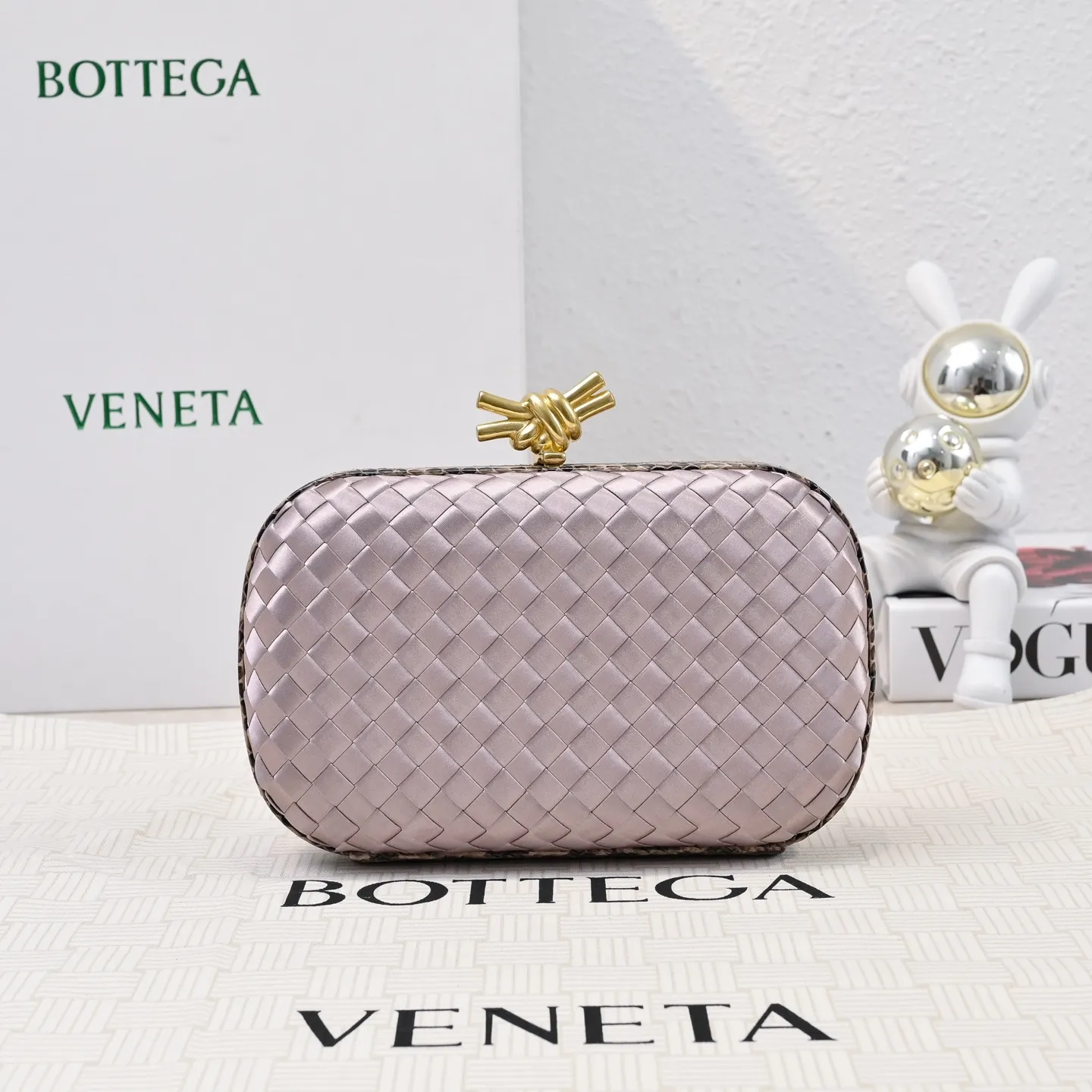 Batch 1460 #BV Knot woven evening bag series ~ Each bag reveals exquisite elegance💫Iconic classic silk weaving➕snake skin trimming with knot buckle, soft and delicate feel. The design is small and exquisite, low-key without logo, elegant and elegant. Paired with evening dress or cheongsam, it has the atmosphere of a famous and wealthy lady. Full of aura and invincible texture💃 Model: 7622 Dimensions: 20x12x5.5